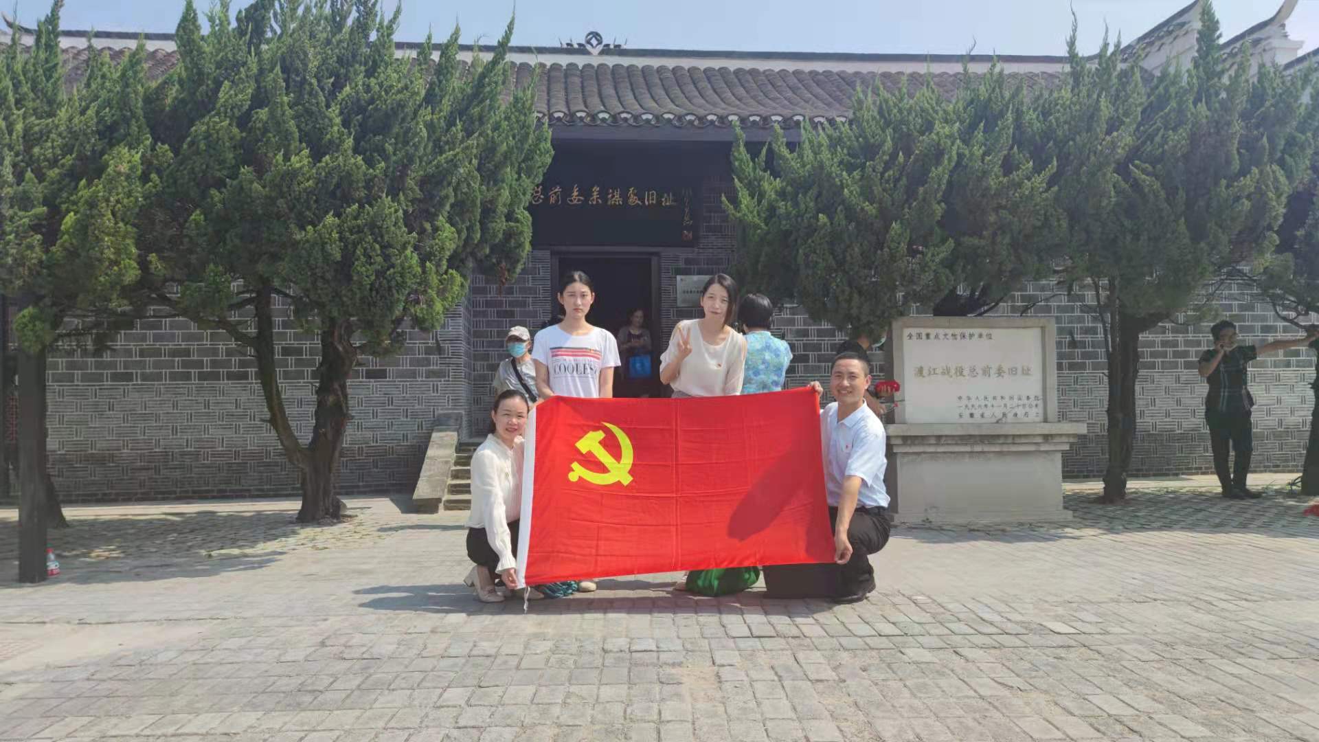 向黨旗宣誓：我把忠誠獻(xiàn)給黨 